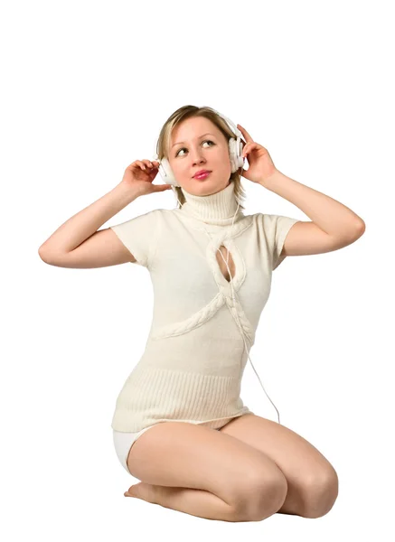 Een mooi meisje zitten en luisteren naar muziek op hoofdtelefoon — Stockfoto