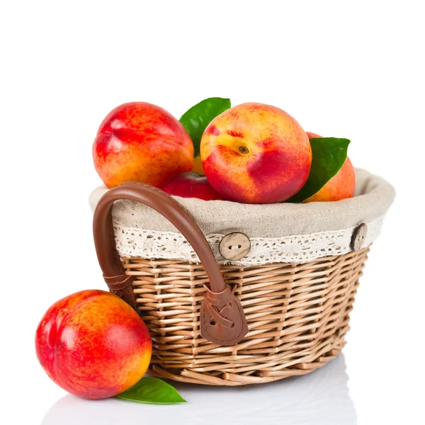 Świeże owoce nektarynki w koszyku — Zdjęcie stockowe