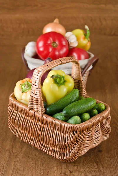 Verduras frescas en cesta — Foto de Stock