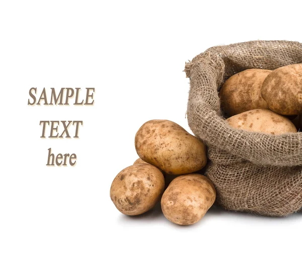 Patatas crudas en bolsa de arpillera con texto de muestra — Foto de Stock