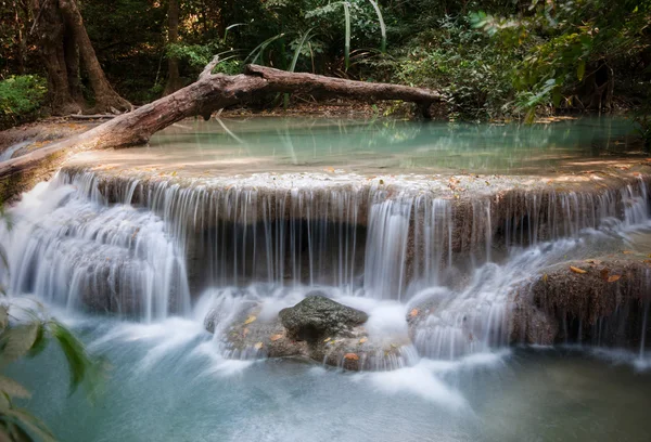 Красивий водоспад каскадом — стокове фото