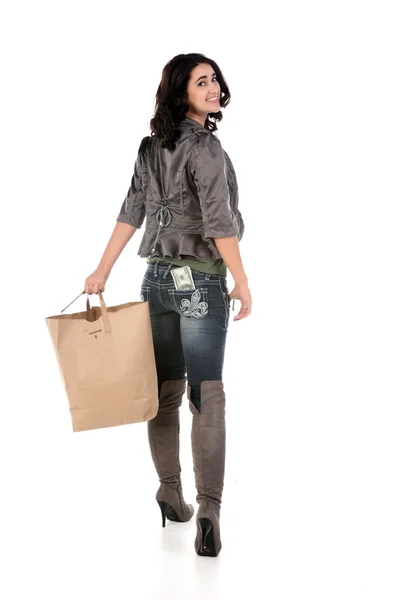 Ung kvinna med shopping och kontanter — Stockfoto