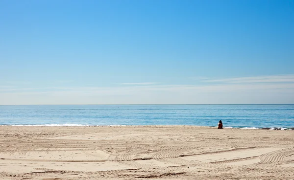 อยู่คนเดียวบนชายหาด — ภาพถ่ายสต็อก