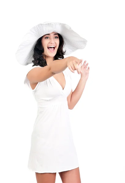 Jovem mulher de vestido branco e chapéu — Fotografia de Stock