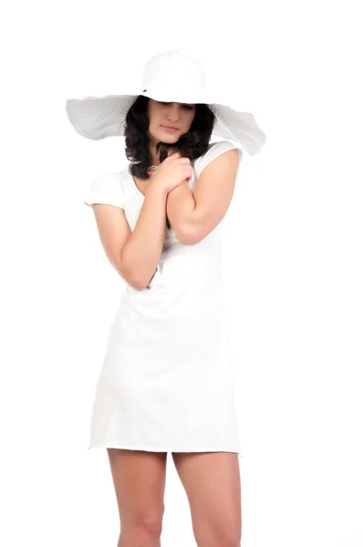 Молода жінка в білій сукні і капелюсі — стокове фото