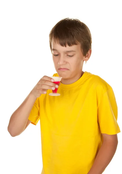 Junge trinkt Medizin — Stockfoto