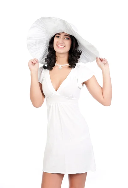 Молодая женщина в белом платье и шляпе — стоковое фото