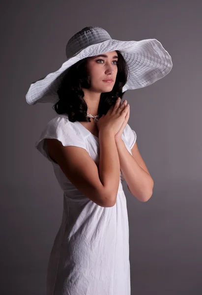 Genç kadın beyaz elbise ve şapka — Stok fotoğraf