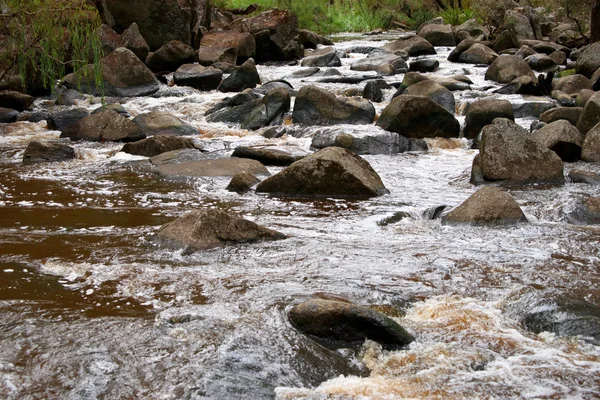 Rauschendes Wasser im Fluss — Stockfoto