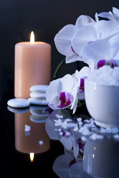Mořská sůl s svíčku a orchidej — Stock fotografie