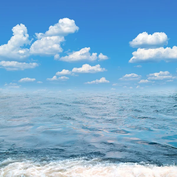 Море и голубое облачное небо — стоковое фото