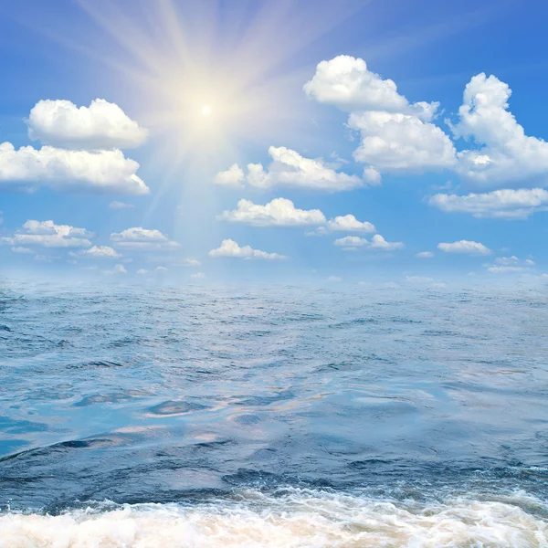 Deniz ve mavi bulutlu gökyüzü — Stok fotoğraf