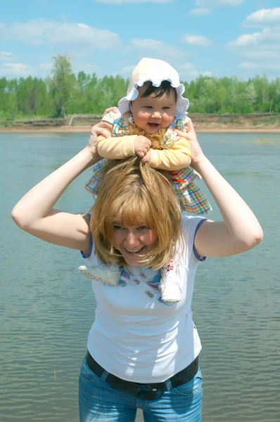 Mulheres com uma criança pequena — Fotografia de Stock
