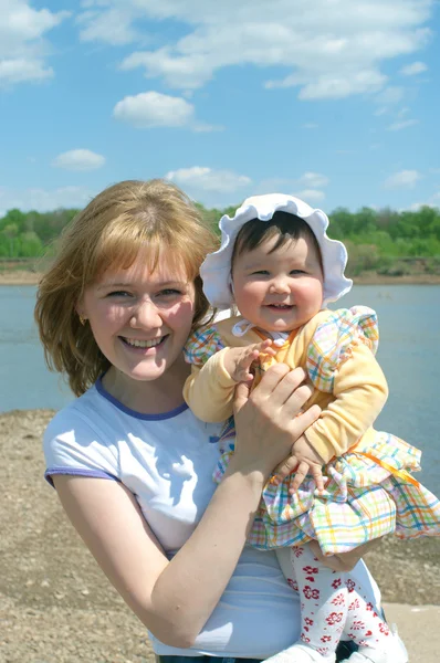 Lächelnde Frauen mit einem kleinen Kind — Stockfoto