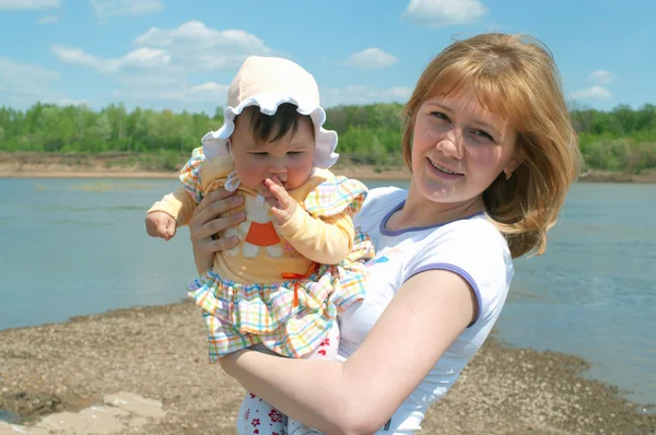 Mulheres jovens com uma criancinha — Fotografia de Stock