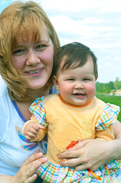 赤ちゃんと女性 — ストック写真
