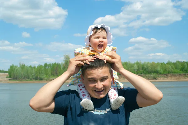 Мужчины с маленьким ребенком — стоковое фото