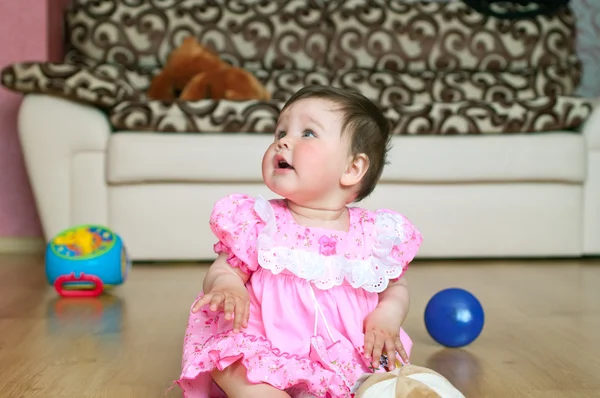 Девушка в розовом с игрушкой — стоковое фото
