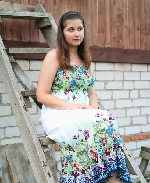 Genç kız Ahşap merdiven oturuyor — Stok fotoğraf