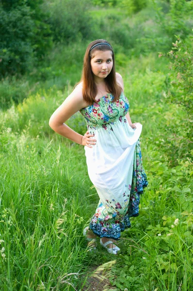 Güzel genç kız hafif elbise — Stok fotoğraf