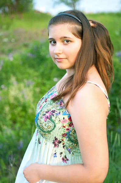 Portret van een jong meisje in licht — Stockfoto
