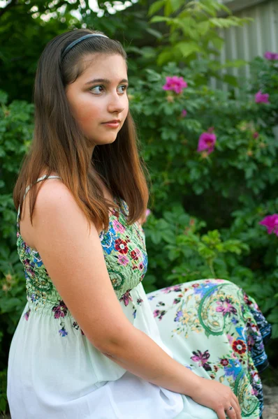 Dziewczyna przed bush filiżanka — Zdjęcie stockowe