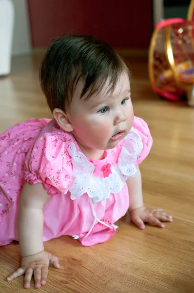 婴儿在粉红色的裙子 — 图库照片