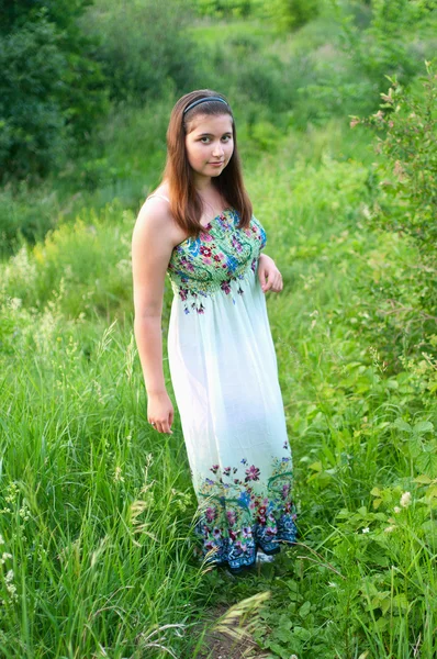 Młoda dziewczyna w jasną suknię — Zdjęcie stockowe