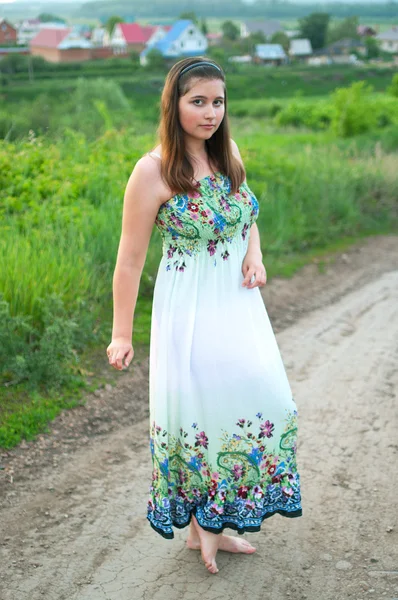 Dívka v lehké šaty na silnici — Stock fotografie