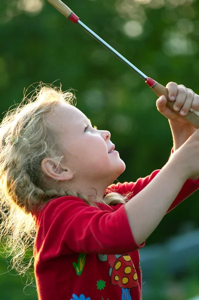 Девушка играет с ракеткой — стоковое фото