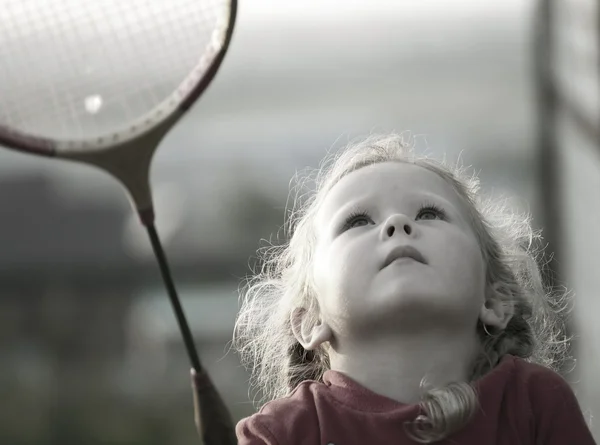 Dívka hraje s raketou v badmintonu — Stock fotografie