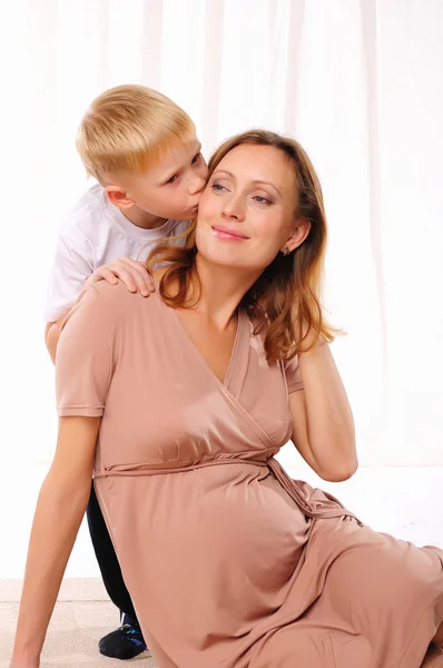 Маленький мальчик и его беременная мать — стоковое фото