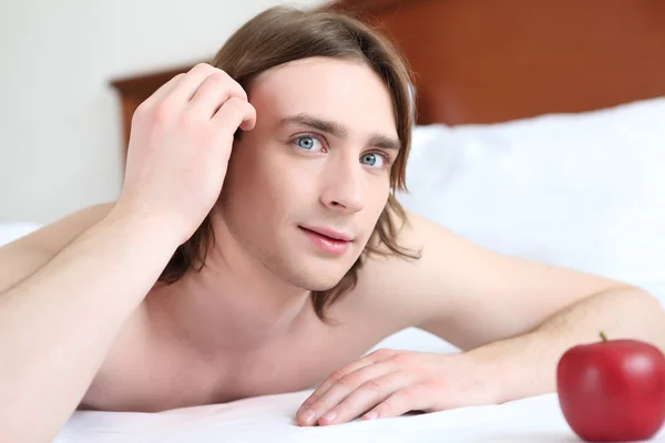 Podobizna mladého muže v posteli — Stock fotografie