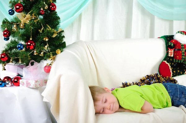 Küçük çocuk bir uyku Kanepeye düştü. — Stok fotoğraf