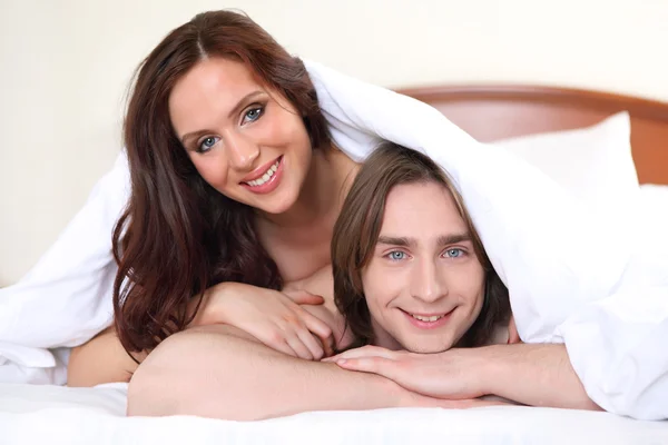 Portrét mladý pár v posteli — Stock fotografie