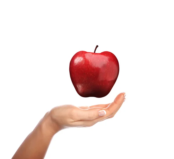 Руки держат яблоко, представляющее землю — стоковое фото