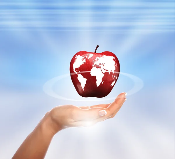Ręce trzyma jabłko reprezentujących ziemi — Zdjęcie stockowe