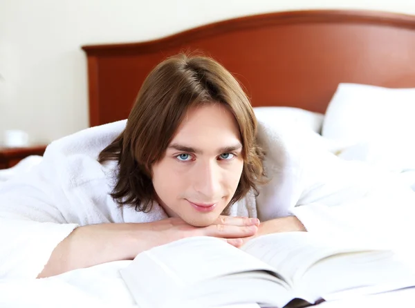 一个年轻人在床上的肖像 — 图库照片