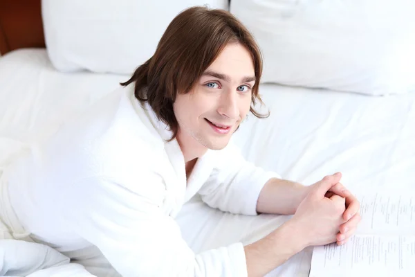 Porträt eines jungen Mannes im Bett — Stockfoto