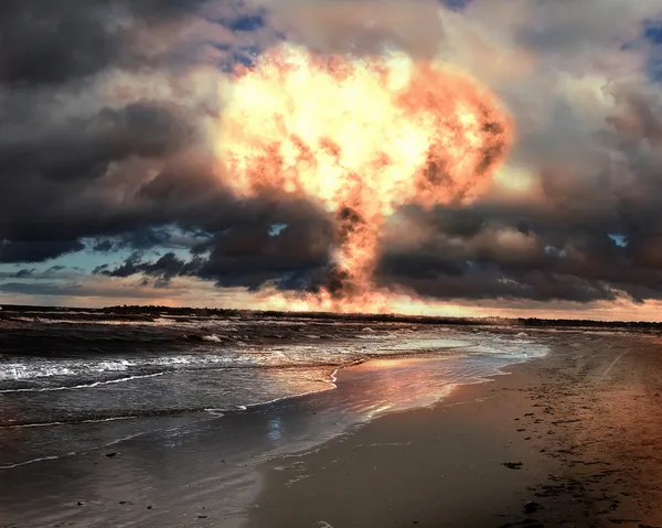 Nucleaire explosie in een buiten instelling — Stockfoto