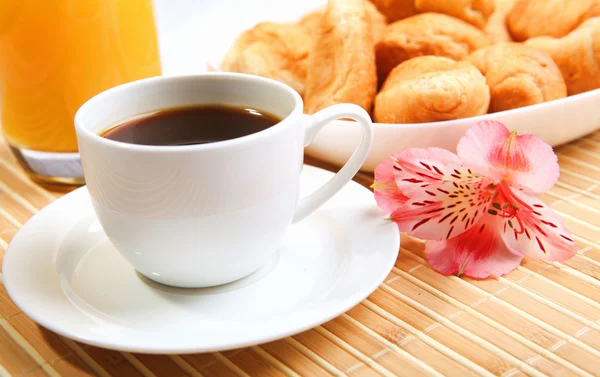 朝食のコーヒーとクロワッサン — ストック写真