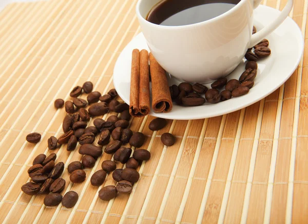 Чашка кофе с тюбиками корицы — стоковое фото