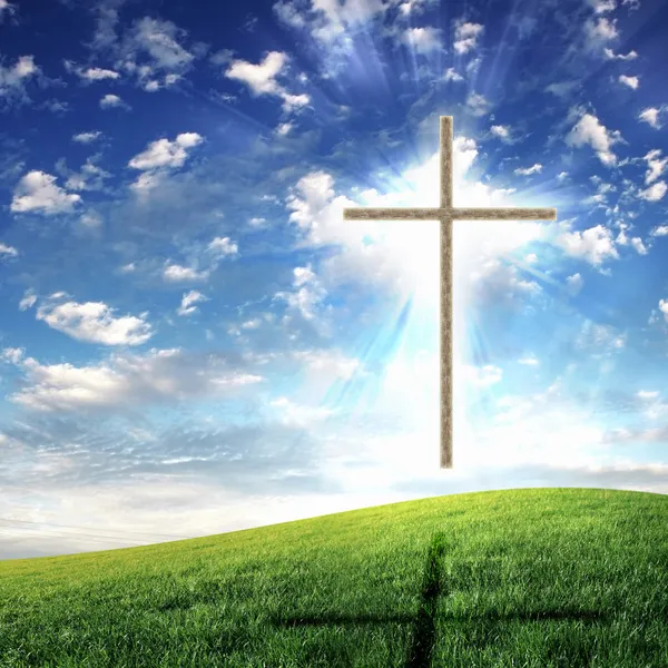 Християнський хрест проти неба — стокове фото