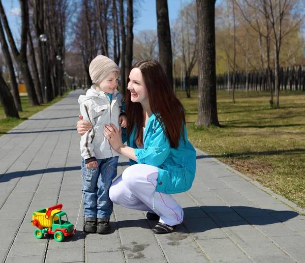 Молодий хлопчик з матір'ю гуляє в парку — стокове фото
