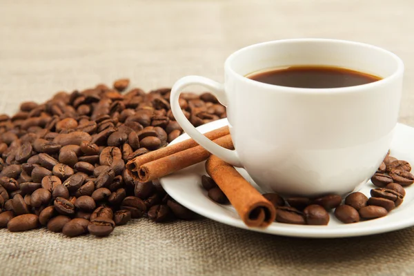 Kopje koffie met buizen van kaneel — Stockfoto