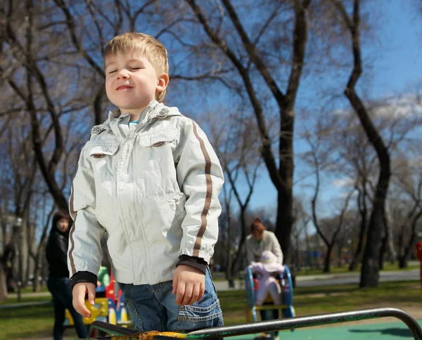 Мальчик прогуливается по парку — стоковое фото