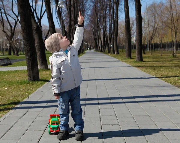Young boy walks in the park — Stock Photo, Image