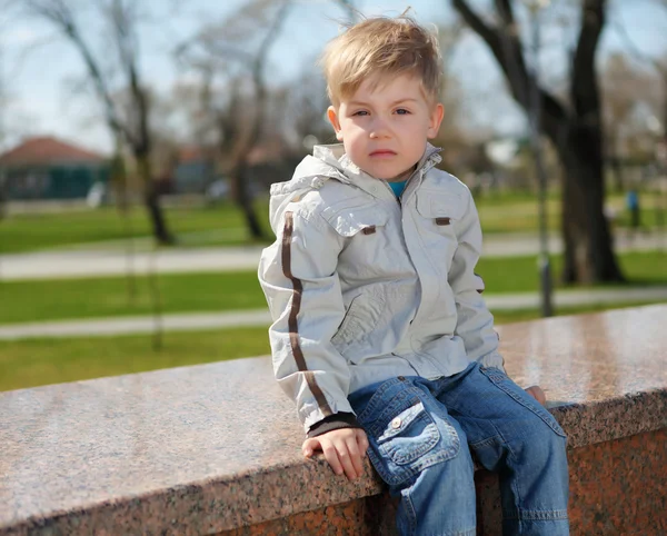Мальчик прогуливается по парку — стоковое фото