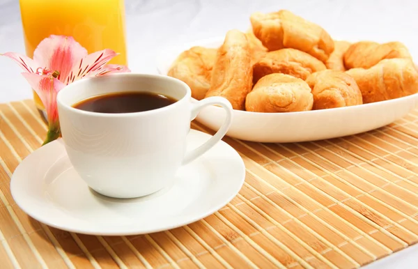 Desayuno café y croissants —  Fotos de Stock