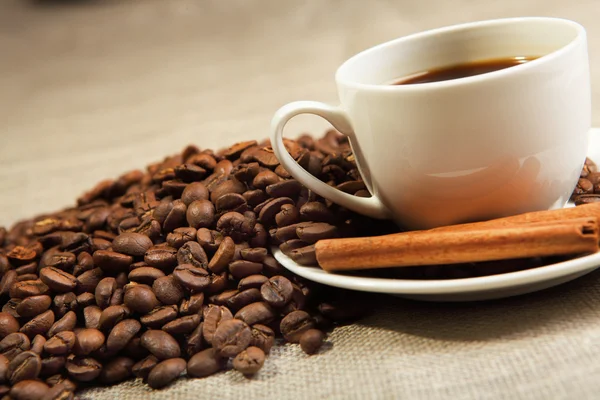 Fincan kahve tarçın tüpler — Stok fotoğraf